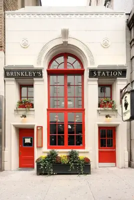 Neoclassical facade with red accents: elegance in details