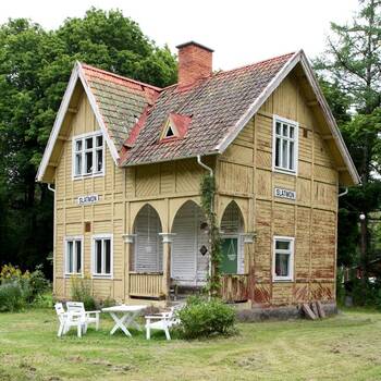 House with beige parts