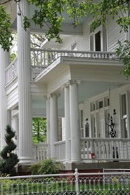 Country house photo with pillars