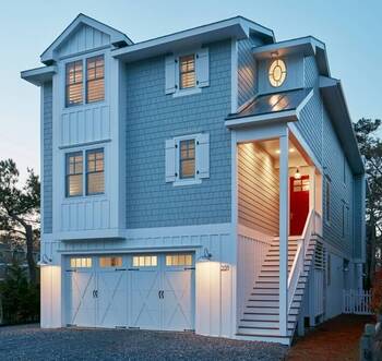 Coastal charm: Blue facade with red accent door