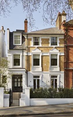 Elegant London Townhouse: Harmonious Facade with Classical Proportions and Modern Accents