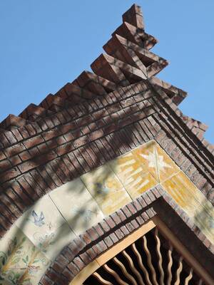 Stepped brick facade with artistic ceramic insert