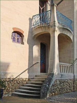 Example of pillars on house facade