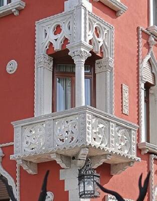 Example of pillars on country house