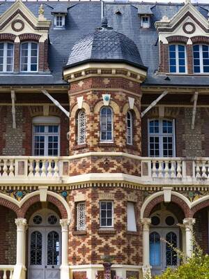 House facade with pillars