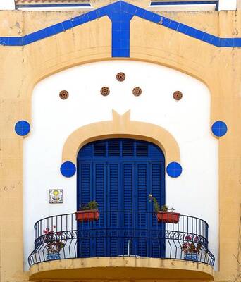 Example of facade design with balcony