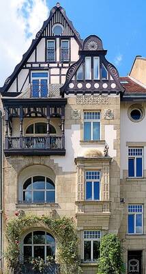 Elegant Half-Timbered Facade: A Symbiosis of Tradition and Art Nouveau