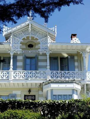 House facade with pillars