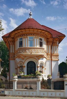 Facade decoration in Empire style