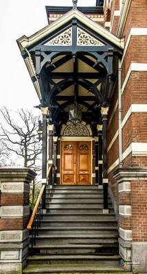 House facade with pillars