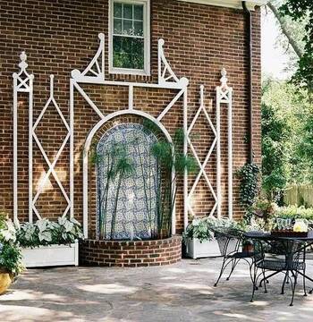 Elegant Decorative Façade with Arched Niche and White Lattice Structure