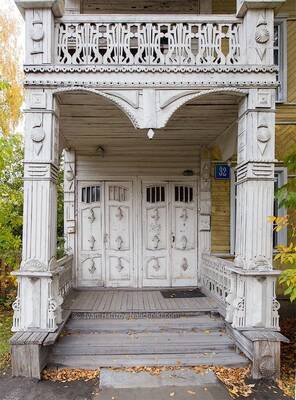 Cladding with pillars on facde