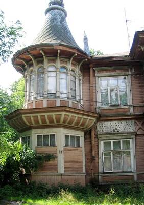 Wooden facade with corner tower: elegant Art Nouveau in traditional execution