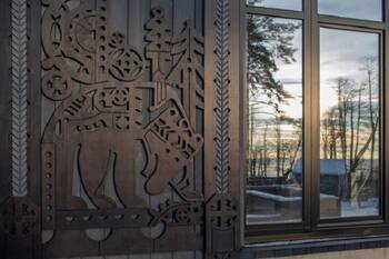 Traditional Carving on a Modern Facade: Synthesis of Cultural Heritage and Panoramic Glazing