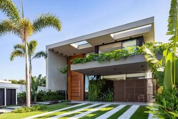 Cladding with plants on facde