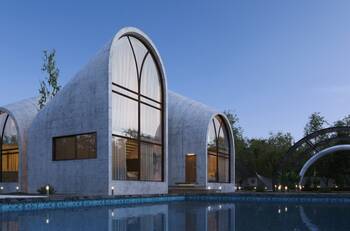 Concrete House with Arched Façade: A Modern Interpretation of Classical Forms