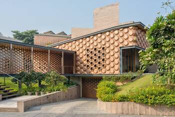 Modern Residence with Volumetric Wooden Honeycomb Façade