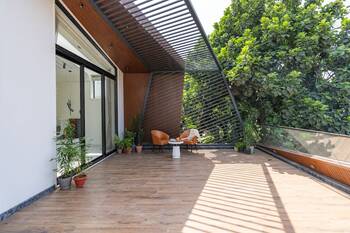 Modern Facade with Wooden Cladding and Pergola: An Elegant Combination of Openness and Privacy