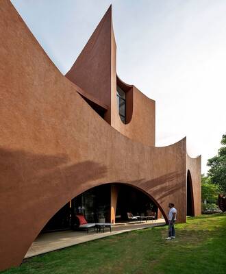 Terracotta Facade with Biomorphic Forms: Organic Architecture in Contemporary Execution