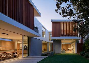 Modern House with Wooden Slats: Minimalism and Contrast in Facade Design