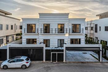 Modern White Facade with Neoclassical Elements: Elegance in Details