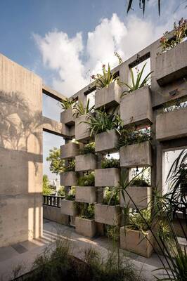 Modular concrete facade with integrated plant elements