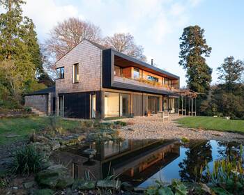 Modern wooden facade with two-level cladding: harmony in natural surroundings