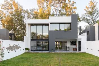 Modern Minimalist Facade with Contrasting Volumes and Panoramic Glazing