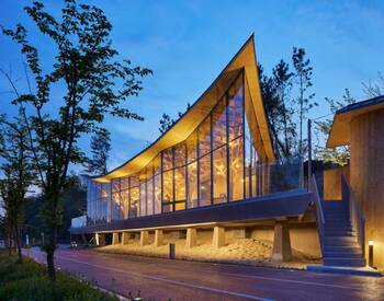 Wave-like Facade Pavilion: Harmony of Glass and Wood in Contemporary Architecture