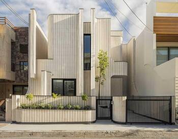 Sculptural Wooden Façade with Undulating Forms in Contemporary Urban Setting