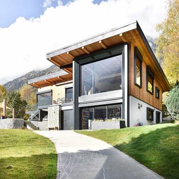 Contemporary Mountain House with Combined Wood and Glass Facade