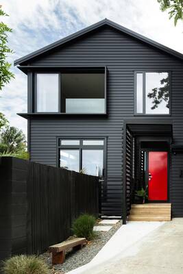 Modern Black Facade with Vibrant Red Door: Minimalism and Contrast