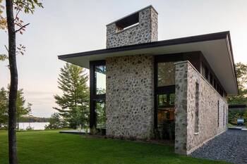 Modern Minimalist Stone Facade: A Dialogue Between Natural Textures and Glass