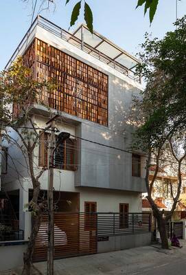 Modern Urban House with Wooden Lattice Facade