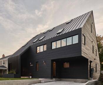 Modern Minimalist Facade: Contrasting Materials in Dark Palette