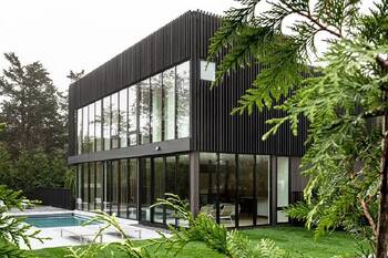 Contrasting Facade with Vertical Slats: Modern Architecture in Harmony with Nature