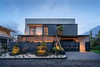 Minimalist facade with contrasting finishes and Japanese landscape design