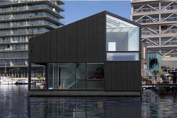 Black Modular Floating House: A Contrasting Facade Between Urban Architecture and Nature