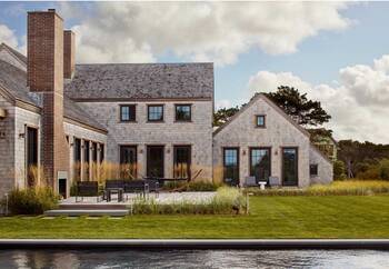 Coastal Shingle-Style Home: Elegant Facade with a Contemporary Interpretation of Classic Design