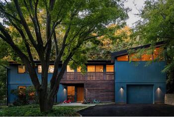 Modern Blue Facade with Wooden Slats: Harmony of Contrasts and Natural Integration