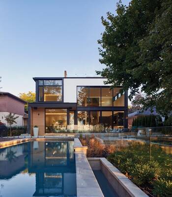 Modern Contrasting Facade: Harmony of Glass, Wood, and Concrete in a Suburban Residence with Pool