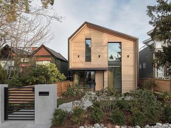 Modern Wooden Facade: Minimalism and Functionality in an Urban Home