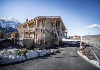 Alpine House with Wooden Lattice Facade: A Contemporary Interpretation of Mountain Chalet