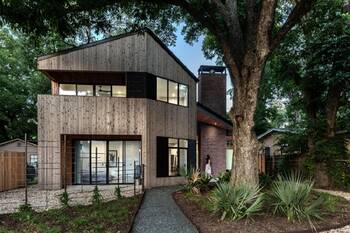 Modern wooden facade with contrasting elements: harmony of geometry and nature