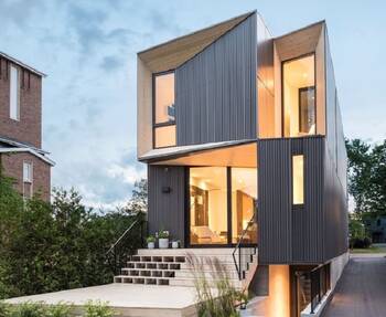 Geometric facade with vertical cladding: contrast of metal and wood in a contemporary house