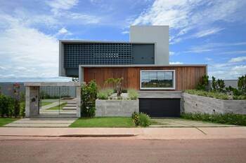 Modern Multi-Level Facade with Contrasting Materials and Integrated Landscaping