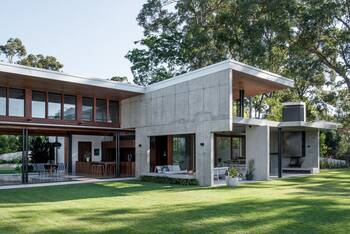 Modern Country House with Minimalist Concrete and Wood Facade