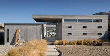 Minimalist beach house with wooden facade and expressive geometry