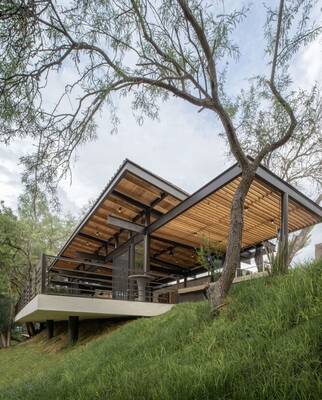 House finish in prairie school style