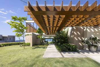 Prairie school style of cottage facade